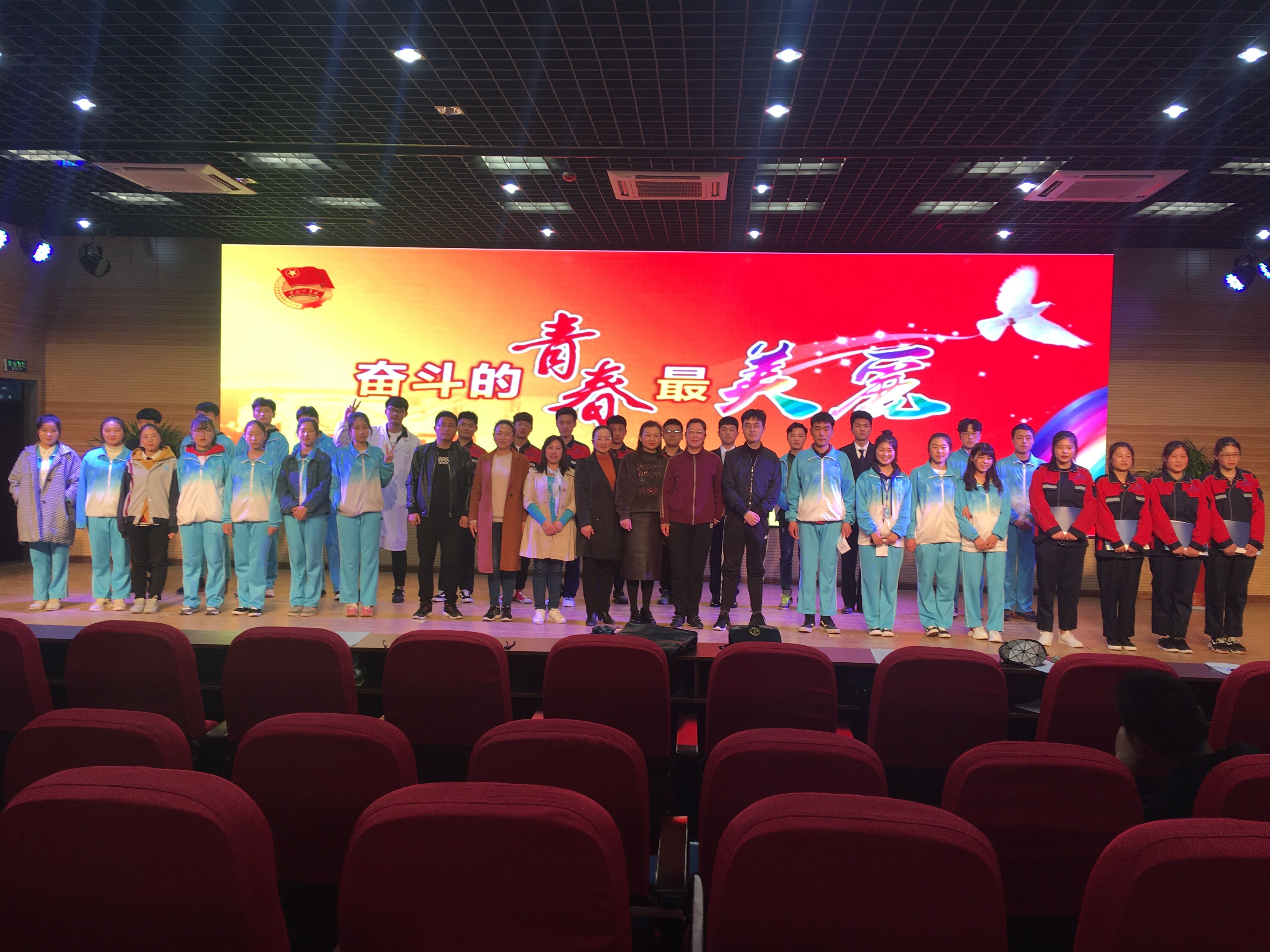 师生同台合影.jpg