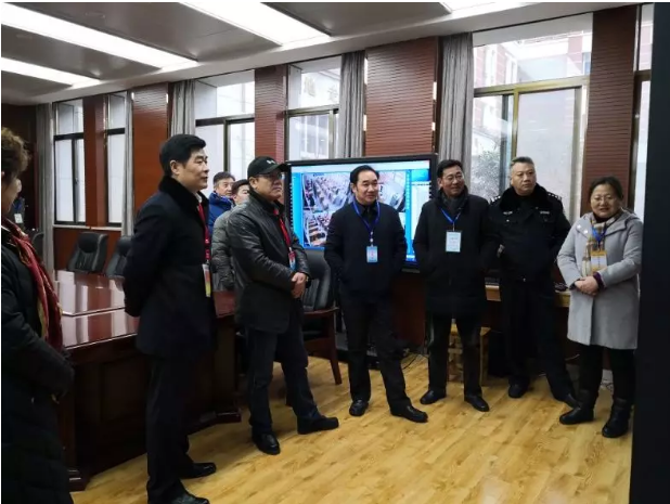 市委教育工委书记、市教育局局长陈中,市纪委监委派驻第十二纪检监察组组长王笃和等领导陪同省考院领导巡查考点.png