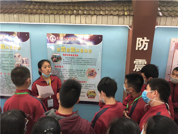 我校八年级安全教育义务讲解员在给同学们介绍防震安全知识.jpg